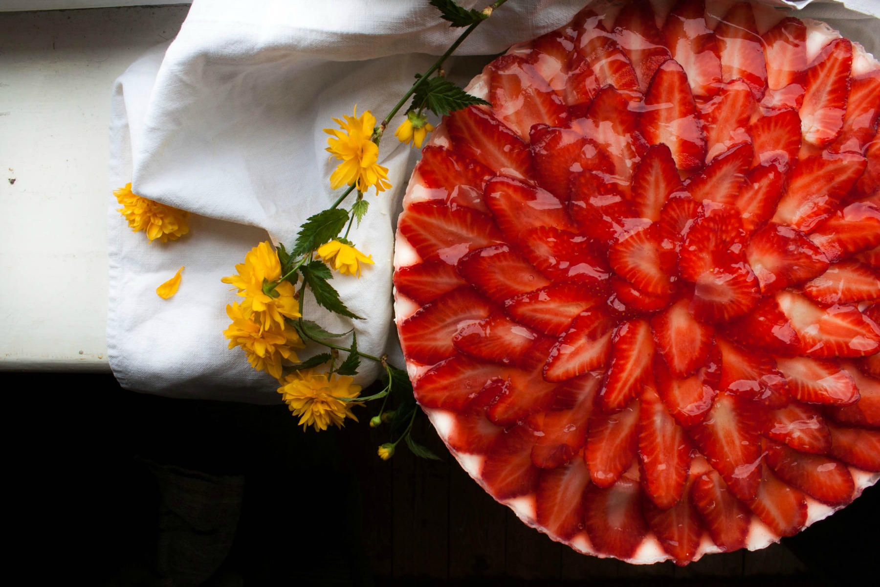 No-Bake Yogurt Cream Cake with Strawberries | my blue&white kitchen
