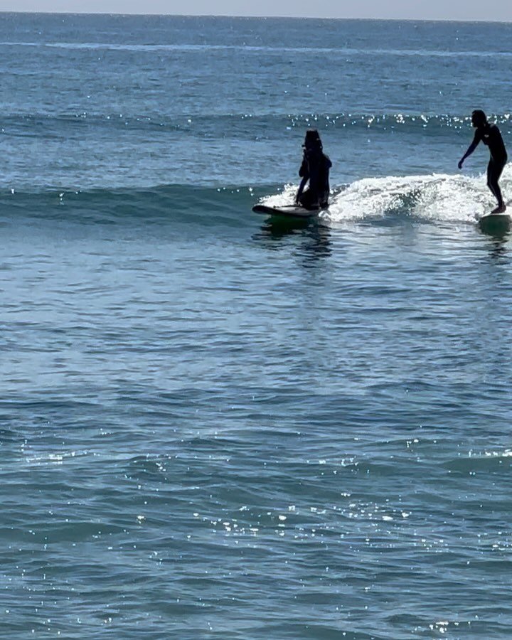 Yea buddy 🤙🏽🏄&zwj;♂️💫 fun surfing with little Weston 💙

📸 @mrs.shannonhale

#learntosurf #surftherapy #malibu #zumabeachmalibu #topanga #kidssurfing #kidssurfcamp #kidssurflessons #kidssurfschool #neurodivergent #autismfamily #autism #autismedu