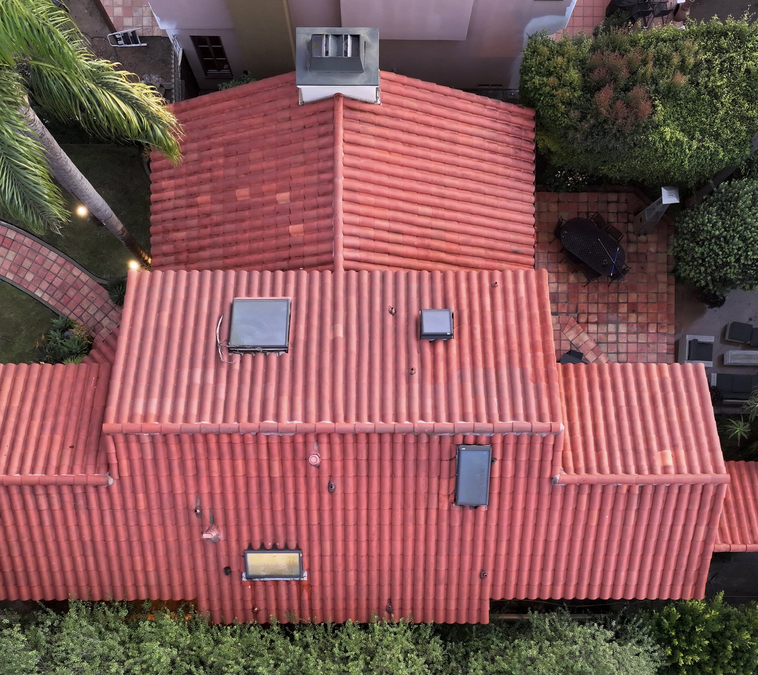 This residential roof in Long Beach, California was thoroughly cleaned using our low-pressure soft wash system to safely eliminate algae, stains, and organic buildup. The result is a visibly clean roof after soft wash, restoring curb appeal while pro